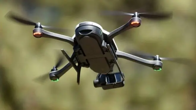 پائلٹ کی نظر دور فضا میں موجود ایک شئے پر پڑی اور قریب پہنچنے پر پائلٹ کو یقین ہوا کہ یہ ڈرون ہے جو ان کے راستے میں ہی موجود ہے، پھر انھوں نے اس سے بچنے کے لیے احتیاطی اقدامات کیے