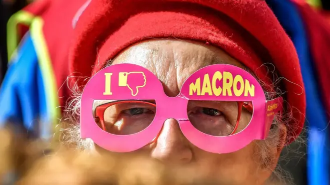 Рейтинг Макрона рухнул до 26%