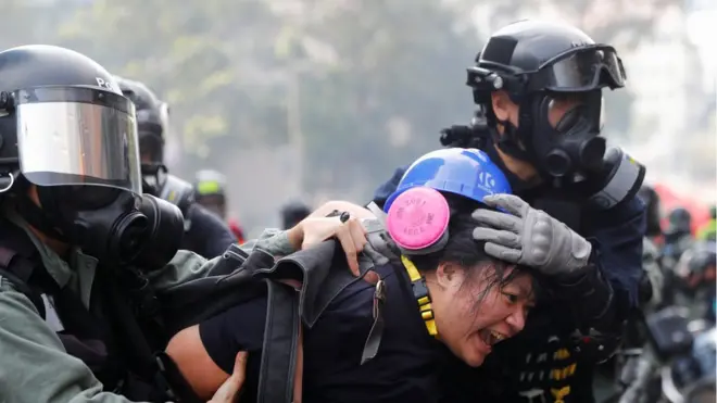 교정을 탈출하려는 시위대를 체포하고 있는 홍콩 경찰