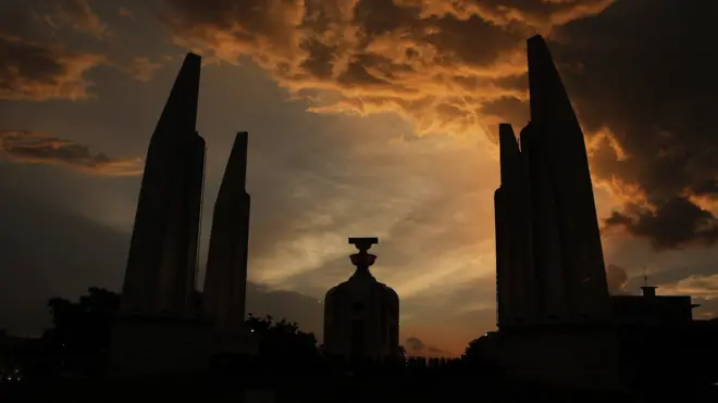 อนุสาวรีย์ประชาธิปไตย ก่อสร้างแล้วเสร็จหลังเปลี่ยนแปลงการปกครอง 8 ปี