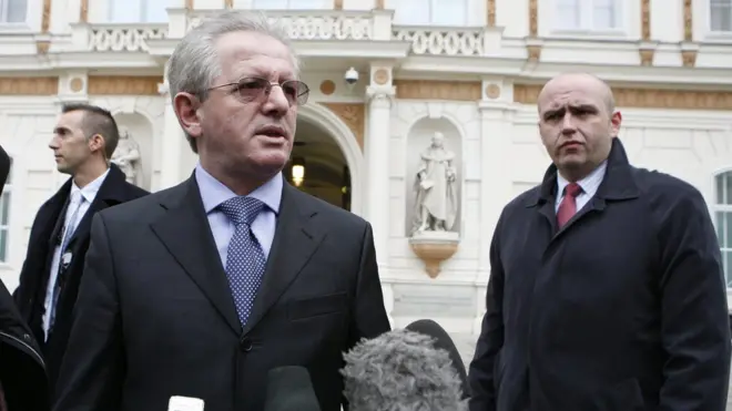 Хисени је на преговорима Косова са Србијом у Бечу 2007. године био задужен за комуникацију са јавношћу