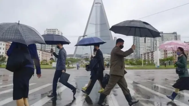 북한은 여전히 코로나를 극도로 경계하며 오히려 방역조치 장기화를 시사하고 있다.
