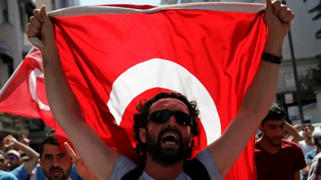 Мужчина с флагом