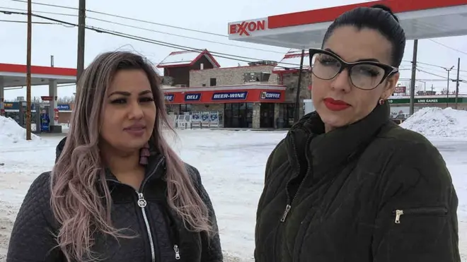 Ana Suda y Mimi Hernández fueron retenidas por hablar español.