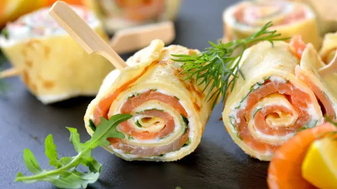 млинці з лососем і вершковим сиром