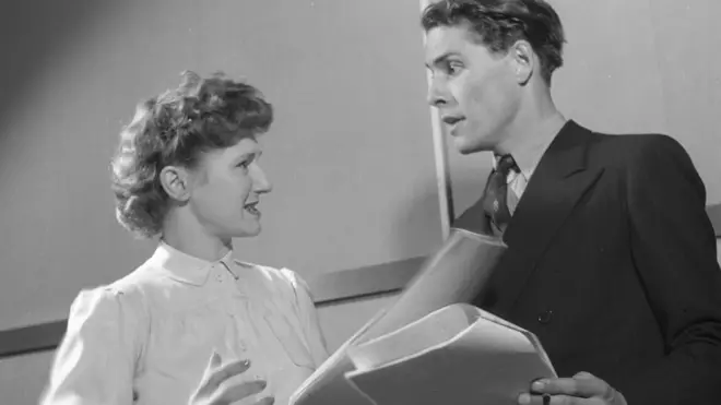 Josefina Ray y John Justin ensayan una obra de radioteatro. El Servicio Latinoamericano llegó a tener cerca de 140 integrantes, incluyendo locutores, actrices y actores que eran consideradors "voces de oro".