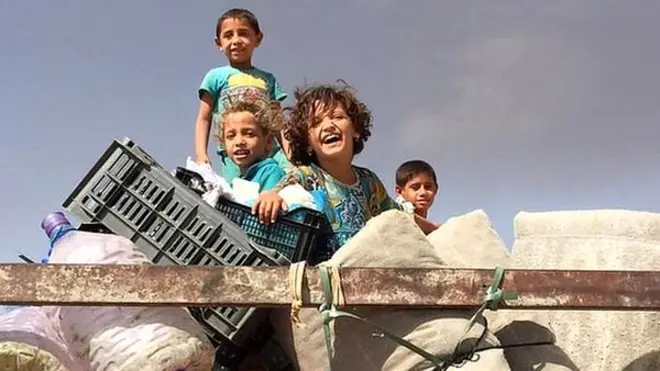 Niños desplazados haciendo el camino de vuelta a sus pueblos natales.