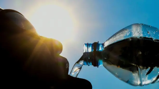 คนดื่มน้ำ