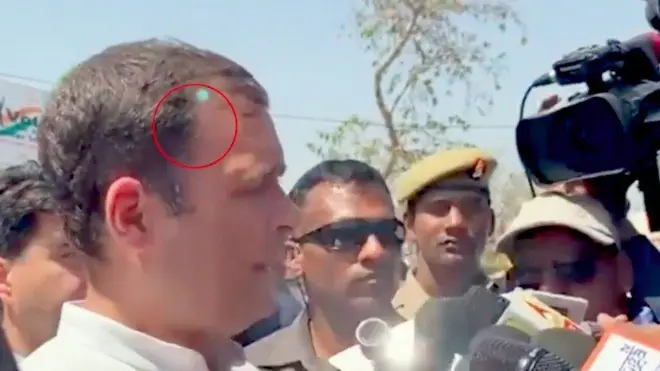 राहुल गांधी जब पत्रकारों से बात कर रहे थे तब उनके माथे पर हरे रंग की लेज़र देखी गई.