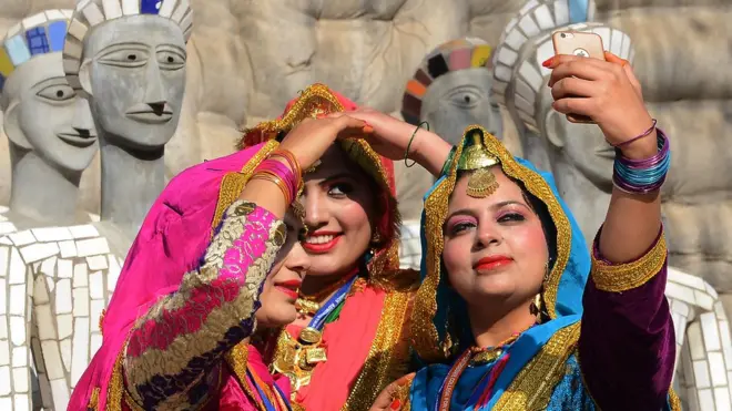 સેલ્ફી ખેંચી રહેલી ભારતીય આર્ટિસ્ટોની ફાઇલ તસવીર