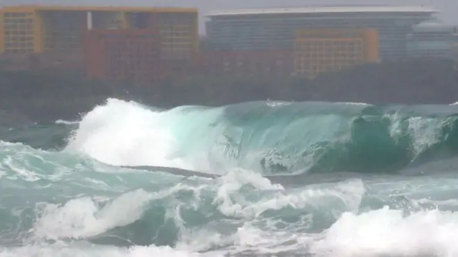제11호 태풍 '힌남노'가 북상 중인 2일 오후 제주 서귀포시 예래동 앞바다에 거센 파도가 일고 있다
