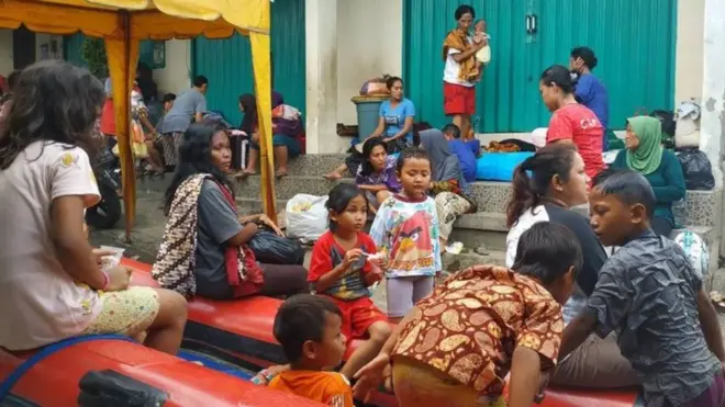 Lebih dari 2.000 warga mengungsi akibat banjir di Jakarta.