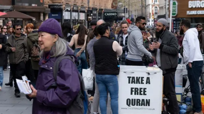 इंग्लैंड के लेस्टर में मुसलमानों की भी बड़ी आबादी रहती है. इस फ़ाइल तस्वीर में मुसलमान लंदन के लेस्टर स्क्वायर पर फ्री क़ुरान बांटते दिख रहे हैं