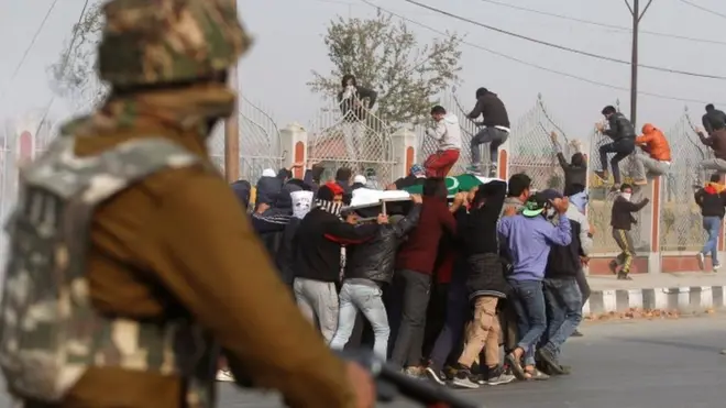 کشمیر کے سابقہ گورنر جگموہن نے سنہ 1990 میں کہا تھا 'کشمیر کا حل صرف گولی ہے۔'