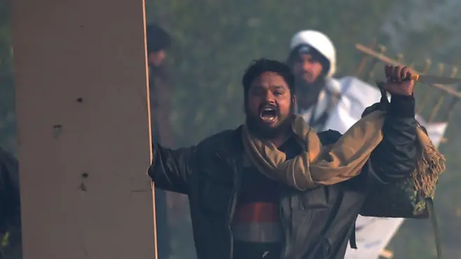 دھرنے میں شامل ایک شخص نعرے لگا رہا ہے