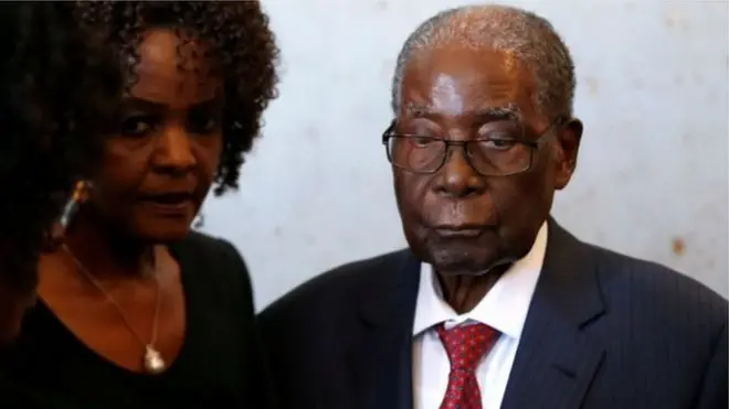 Robert et Grace Mugabe, son épouse, lors des élections de juillet 2018 au Zimbabwe.