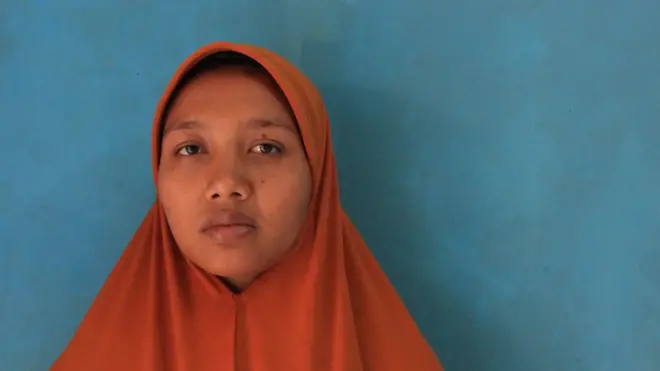 Siti Zubaidah kehilangan suaminya, Muhammad Al-Zahra, yang dibakar hidup-hidup oleh massa karena mengira dia mencuri alat pengeras suara masjid.