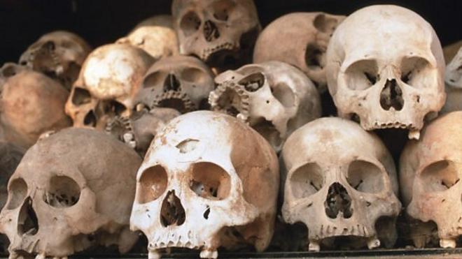 佛塔中陈列着在附近坟墓中找到的5000多名受害者的头骨