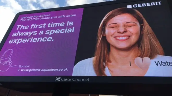 آپ اسے ایک ثقافتی فرق بھی کہہ سکتے ہیں لیکن اس ماڈل کے چہرے پر اس دلکش مسکراہٹ کا تعلق پانی اور 'ٹوائلٹ رول' کے استعمال پر پرانی بحث سے ہی ہے۔