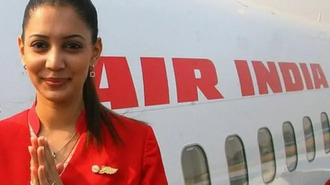 ఎయిర్ ఇండియా విమానం వద్ద అభివాదం చేస్తున్న ఎయిర్ హోస్టెస్