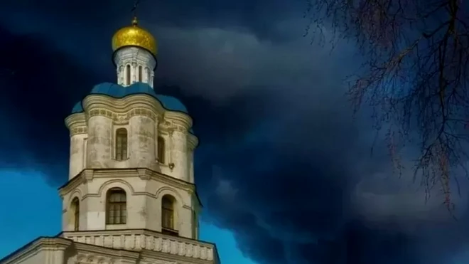 Церковь в Чернигове на фоне клубов дыма