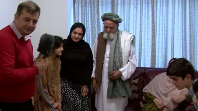 بهر میشتي ګڼ شمېر افغانان هم نوروز د یوې کلتوري او خوشحالۍ د ورځې په توګه لمانځي. په خپلو کې راسره راټولي کېږي، ګډ خواړه خوري او خوشحالي کوي. مو ابراهیم امیري لندن کې د یوې افغانې