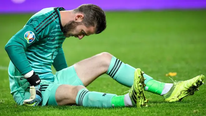 David de Gea sits down injured