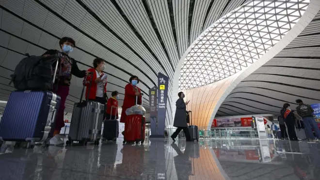 目前，从外国入境中国大陆的旅客仍需接受至少14日隔离，根据入境地点不同隔离天数会有差异。