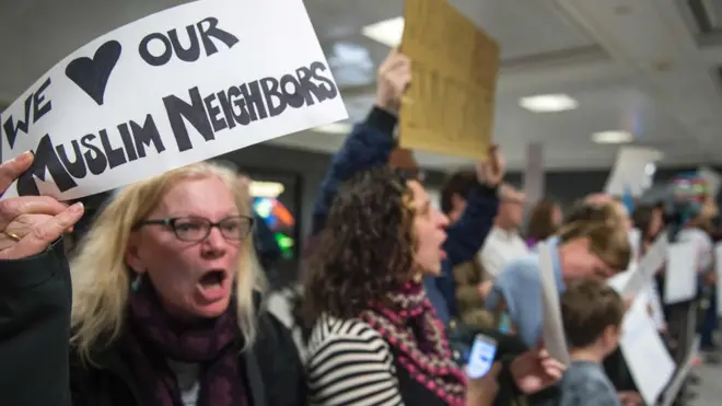 В США указ Трампа вызвал недовольство населения. Люди вот уже несколько дней устраивают акции протеста, в том числе в аэропортах