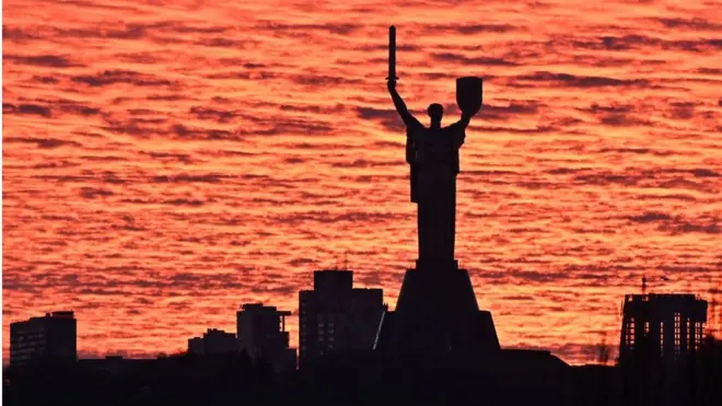 Pemandangan cakrawala kota dan monumen Tanah Air saat matahari terbenam di Kiev, Ukraina, 10 November 2021.