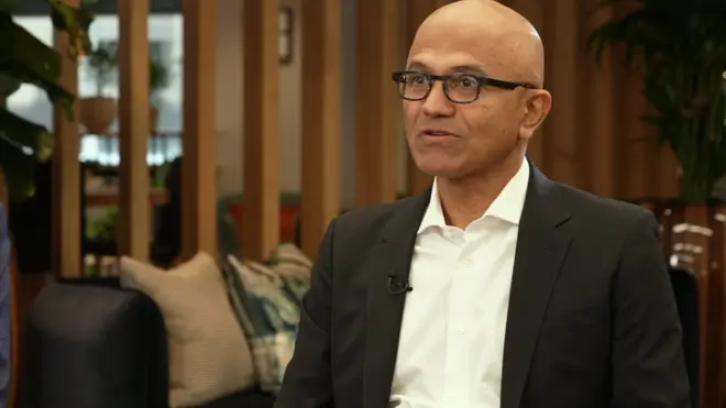 Satja Nadela, izvršni direktor Majkrosofta, kaže za BBC da na radnim mestima mora da se prevaziđe „paranoja oko radnog učinka"