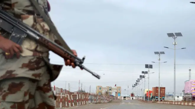 پاکستان در پی حمله انتحاری به یک زیارتگاه صوفی‌ها در سند، گذرگاه‌های مرزی با افغانستان را مسدود کرده و گزارش شده که حدود صد شهروند افغانستان را نیز بازداشت کرده است