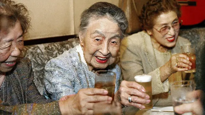 Hideko Arima celebrando su cumpleaños número 101 en su pequeño bar en Tokio.