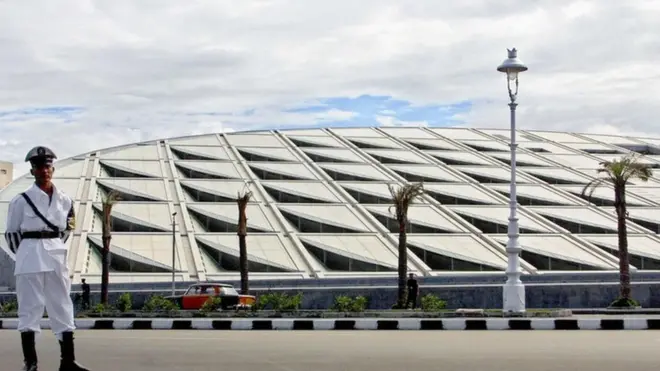 شرطي أمام مكتبة الأسكندرية