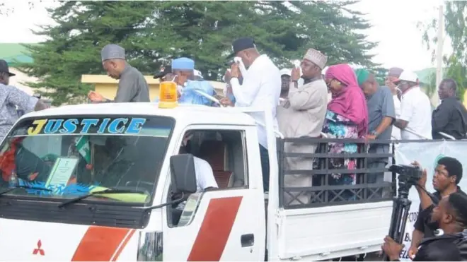 As di protest begin, police begin kwata wit di PDP leaders wey file out to protest, fire tear gas full di area.