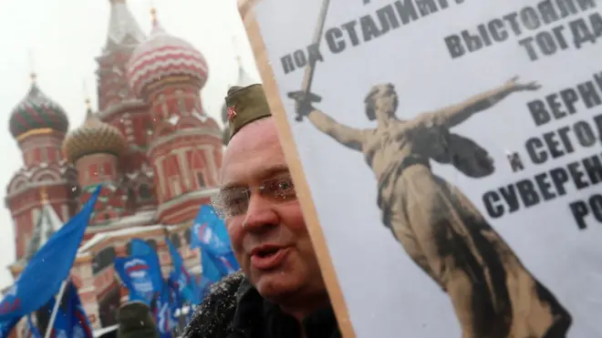 Официальной темой праздника "Россия в моем сердце" были заявлены поддержка российских олимпийцев и годовщина Сталинградской битвы