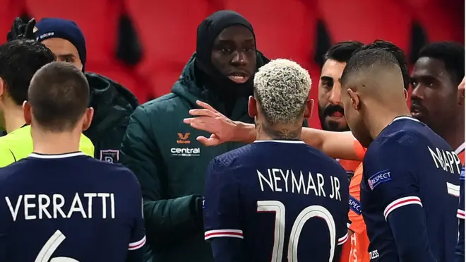 أظهرت لقطات مهاجم باشاكشهر، ديمبا با، الذي كان ضمن البدلاء، وهو يسأل الحكم الرابع: "لماذا، عندما تذكر رجلا أسود، تقول: هذا الرجل الأسود؟"