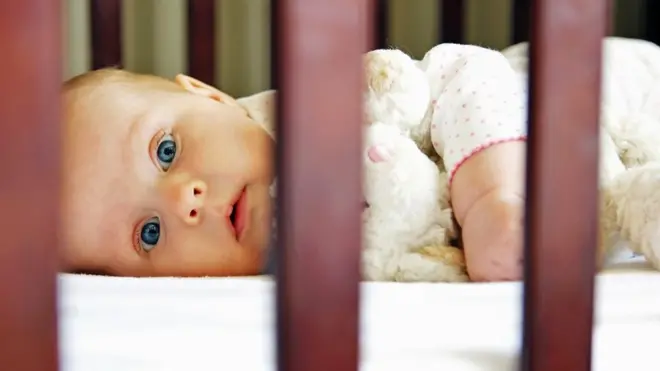 Los niños tienen ciclos de sueño aún más cortos que los adultos y pueden despertarse más de diez veces en una noche. Lo que los padres necesitan hacer es ayudar a sus hijos a conectar estos ciclos, argumenta Palmer.