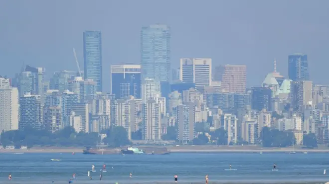 Kanada'nın Vancouver kentinde yüksek sıcaklıklar nedeniyle okullara ara verildi, Covid aşı merkezleri kapatıldı.