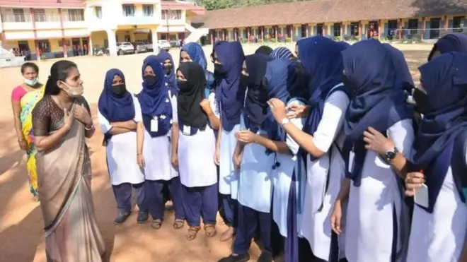 हिजाब पर टीचर से बहस करती छात्राएं