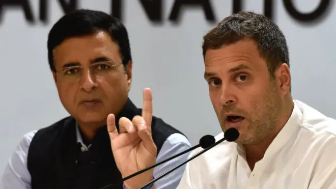 कांग्रेस अध्यक्ष राहुल गांधी, कांग्रेस प्रवक्ता रणदीप सुरजेवाला के साथ