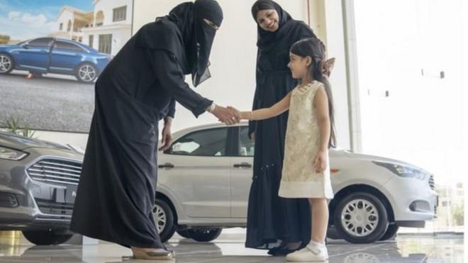شركات إنتاج السيارات درّبت سعوديات على العمل في معارضها