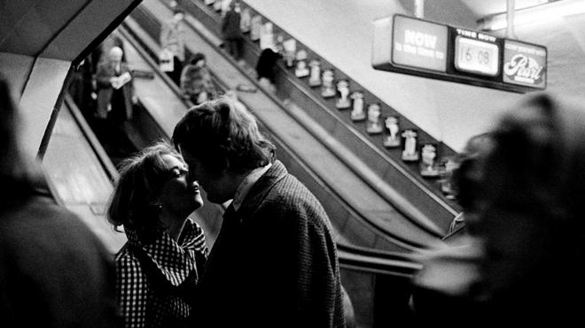 A couple kiss at Holborn, 1978