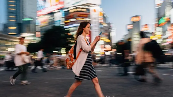 Дівчина зі смартфоном