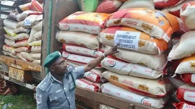 Ọga aṣọbode kan pẹlu ẹru ti wọn gbẹsẹ le