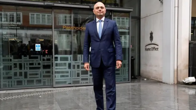 Ayah Sajid Javid, Abdul, berasal dari desa kecil di Pakistan dan menjadi sopir di Inggris untuk menyambung hidup.