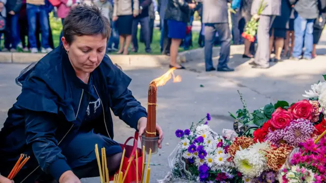 Жителі Керчі несуть квіти та іграшки до стихійного меморіалу в 200 метрах від коледжу