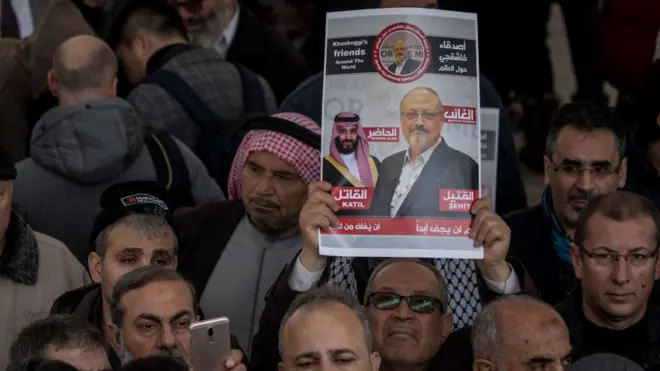 Sejumlah warga di Istanbul, Turki, menggelar unjuk rasa menuntut pengusutan dugaan pembunuhan wartawan senior Jamal Khashoggi, Jumat (16/11).