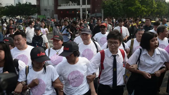 กลุ่ม "คนอยากเลือกตั้ง"เข้ารับทราบข้อหา