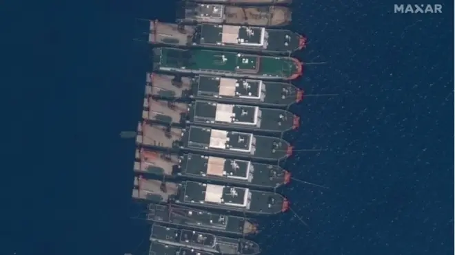 MAXAR发布的卫星图片显示，中国渔船聚集在牛轭礁周围。